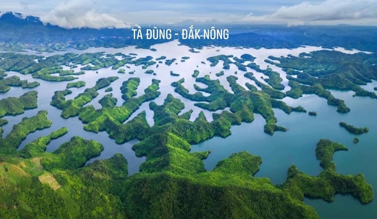 Hồ Tà Đùng nhìn từ trên cao trong hành trình du lịch Tà Đùng